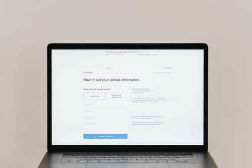 Formulario web en la pantalla de un computador